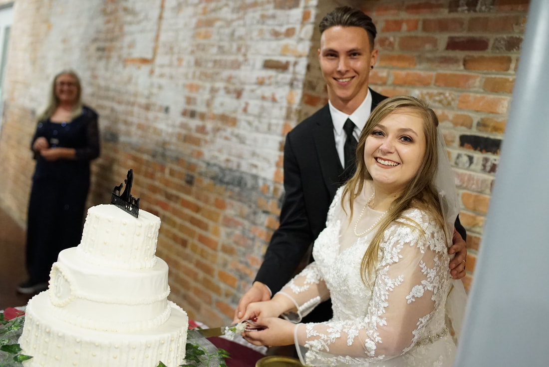 Jennifer + Zack Bridgers | Wedding Highlights | Cake Cutting