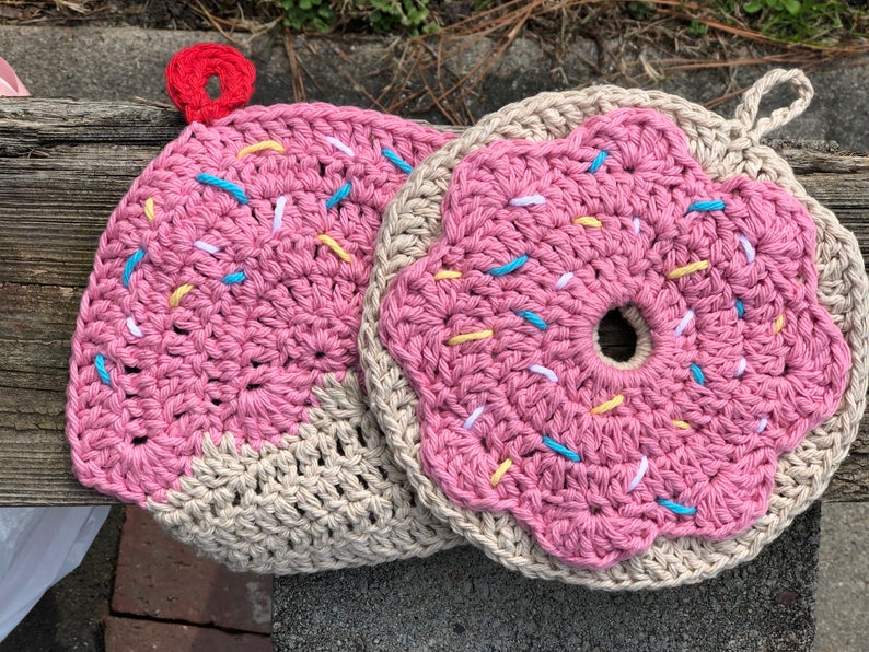 Etsy Valentine's Day Gift Guide: Crochet Dessert Donut and Cupcake Potholder